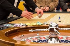 Aplikasi mobile pututogel menampilkan meja live dealer dan antarmuka sportsbook